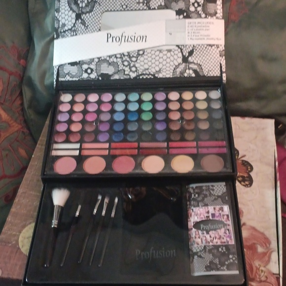 🤠NWT Profusion Ultimate Vanity Set - Picture 2 of 8